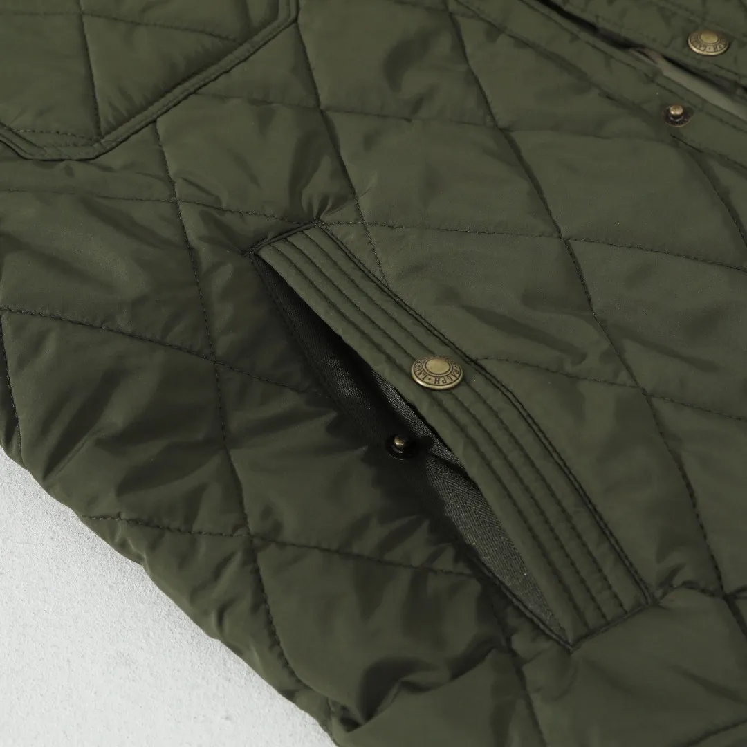 P370 #59 Ralph Lauren classic rhombus quilted cotton jacket for men and women. Inspired by retro workwear, it blends with contemporary British style. The imported machine-pressed rhombus quilting is accurately aligned, and the three-dimensional H-shaped tailoring is neat and slim. It is not bulky when layered in autumn and winter, and still maintains a light style.  Texture is reflected in the details: customized metal buckles, corduroy lapels, breathable eyelets under the arms, and slits on the hem, all replicating the brand's high-end genes. All excipients are standardized!  Five colors to choose from: black/khaki/brown/green/navy blue, easy to switch between commuting, leisure, and travel occasions. Function and appearance coexist: 37.5°C temperature control black technology, breathable and moisture-proof, anti-slip cotton patented fabric, temperature-locking, soft and waxy, durable and stylish. A retro warm-keeping item that can handle low temperatures calmly. The details are all made of craftsmanship, and the style has no limits. It has a classy look that will turn heads.  Color: Khaki Black Navy Green Brown Size: S M L